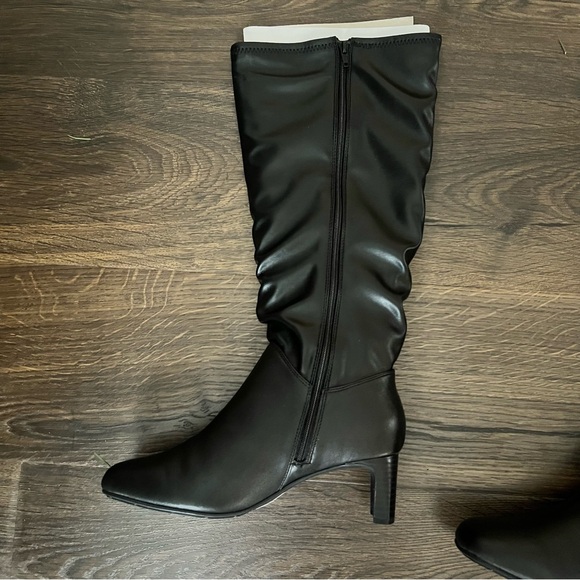 Clarks Kyndall Rise Boots
Size 8 Wide - Picture 4 of 8